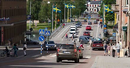 en trafikerad gata med många bilar