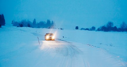 En bil i snöoväder. 