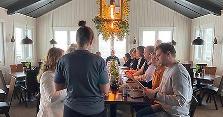 Tjugotal samlade runt bordet på en restaurang.