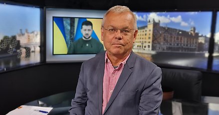 Porträttbild på Bert sittandes i en TV-studio.