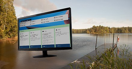 Fotomontage: En sjö och en bildskärm som visar e-tjänsteportalen.