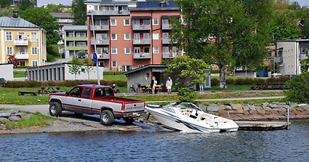 en bil backar med en båt på en båtramp