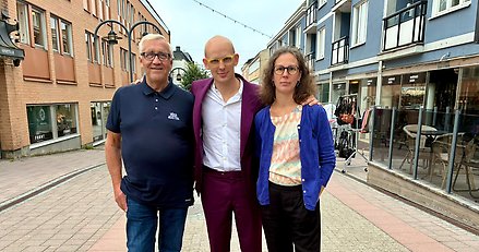 Två män och en kvinna på en gågata i centrala Härnösand