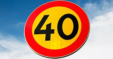 en rund gul skylt med röd ram och siffran 40