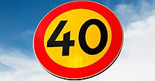 en rund gul skylt med röd ram och siffran 40