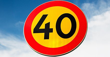 en rund gul skylt med röd ram och siffran 40
