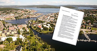 Revisionsberättelsen och en flygbild över Härnösand.