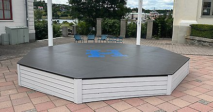 en sexkantig liten scen på ett torg