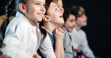 Barn som tittar på film i en biosalong.