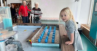 Barn och äldre vid vattenleken på Technichus. 