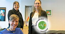 Camilla Lundin, skolsköterska på Geretaskolan, Annika Frykholm, kurator på hälsocentralen Premicare Öbacka. Sittande: Anna Memmi, projektledare.