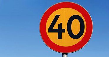 en rund gul skylt med röd rand och siffran 40