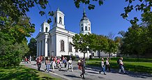 en grupp människor går utanför en kyrka