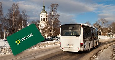 en buss  åker på en väg. Inmonterat i bilden finns ett gröt kort med texten Din Tur.