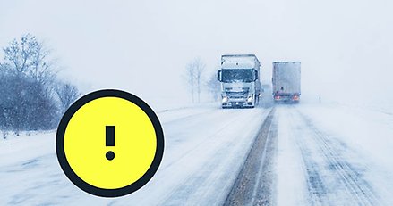 Två långtradare möts på en väg under snöfall. Infälld en rund gul skylt med ett utropstecken.