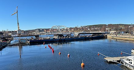 ett brobygge med en öppnad vridbro i mitten