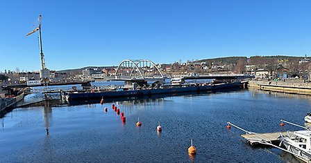 ett brobygge med en öppnad vridbro i mitten