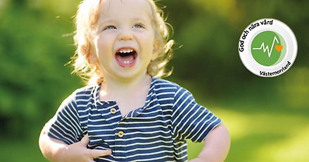 Bild på ett litet barn som skrattar.