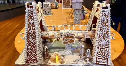 En bro gjord av pepparkakor inför pepparkakstävlingen på Härnösands gymnasium