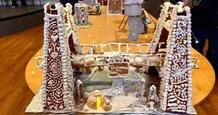 En bro gjord av pepparkakor inför pepparkakstävlingen på Härnösands gymnasium