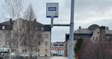 en bussskylt vid den nya busshållplatsen Kronholmen vid fritidsgården