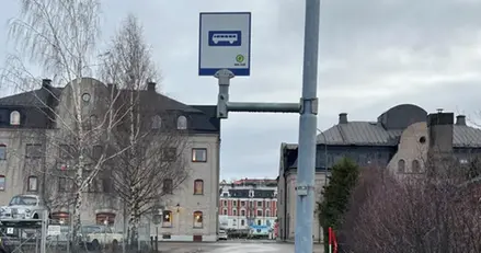 en bussskylt vid den nya busshållplatsen Kronholmen vid fritidsgården