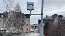 En bussskylt som syns vid den nya busshållsplatsen Kronholmen vid fritidsgården