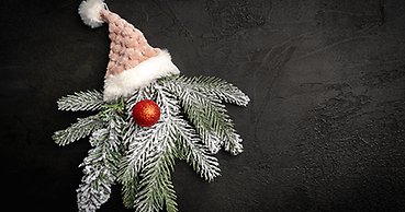 Julpynt i form av en tomte av granris och en tomteluva.