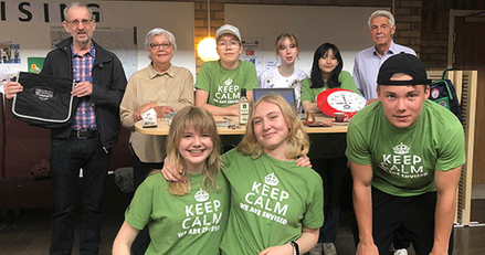 Elever i gröna t-shirts med texten Keep calm, bakom dem politiker