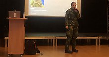 kvinnlig soldat föreläser inomhus