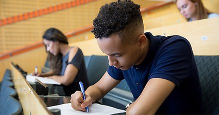 Studenter som skriver prov 