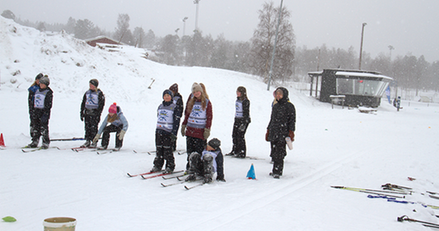 Barn på alla på snön 