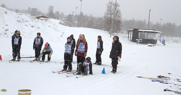 Barn på alla på snön 