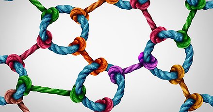 ett nät som är ihopknutet av rep i olika färger