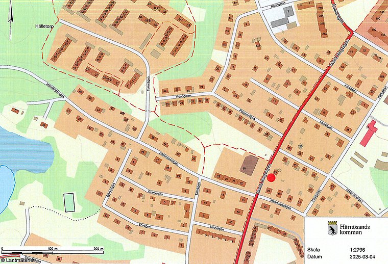 karta över en stad med en sträcka markerad med röd linje och en plats med en röd prick.