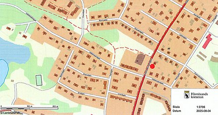 karta över en stad med en sträcka markerad med rött och en plats markerad med en röd prick.