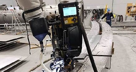 två stålbalkar i en fabrik