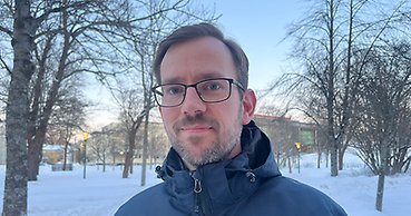 Porträttbild på man i glasögon