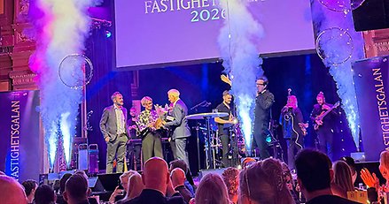 Några personer tar emot ett pris på en gala.
