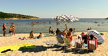 Sommar och bad på Smitingens badstrand