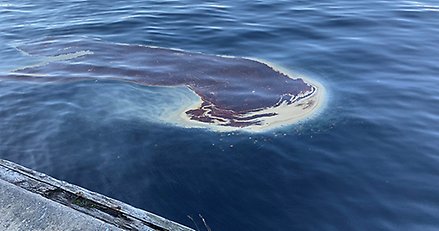 ett oljeutsläpp i vatten