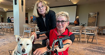 porträttbild på en hund och två kvinnor