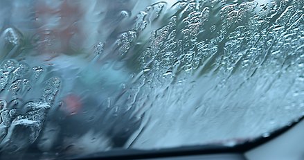 kraftigt regn på en vindruta