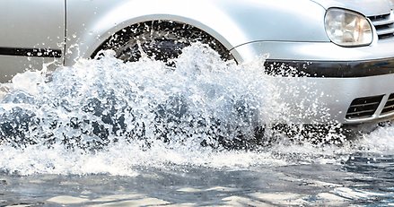 bild kör i stor vattenmassa