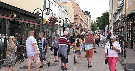 många människor på en gågata