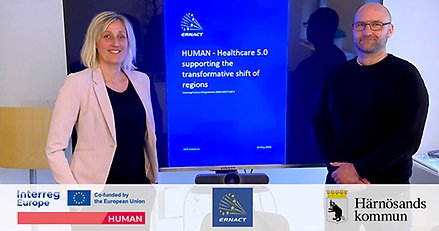 En man och en kvinna står framför en bildskärm. I underkant på bilden tre logotyper för Interreg Europe, Ernact respektive Härnösands kommun.
