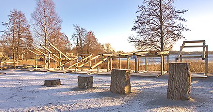 ett utegym i vintrigt landskap