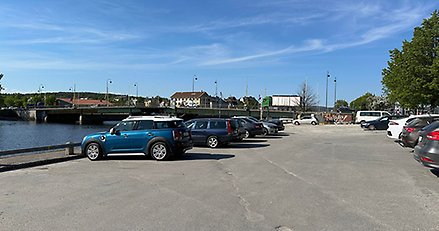 vy över parkeringsplats och nybro i bakgrunden