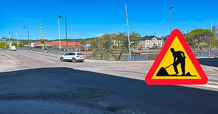 Vägkorsning i stadsmiljö, delar av vägen är icke asfalterad