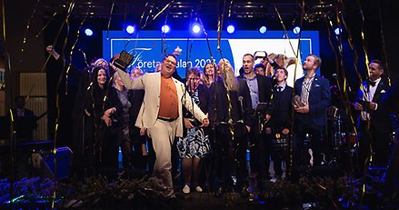 Alla vinnare på scenen tillsammans med konferencier. Konfetti i luften.